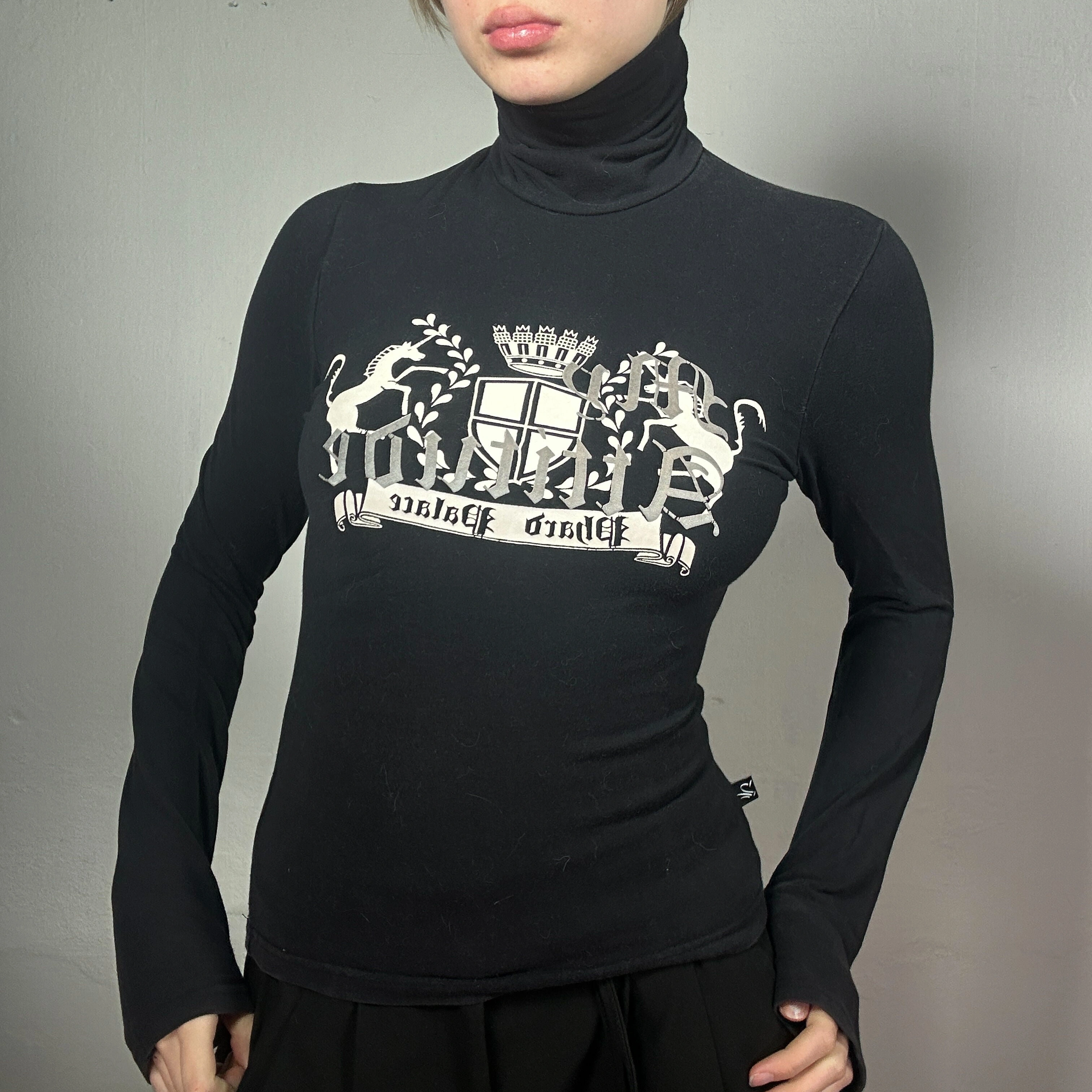 "Gótico Y2K Top Negro Cuello Alto Diseño Gráfico Único Talla S"