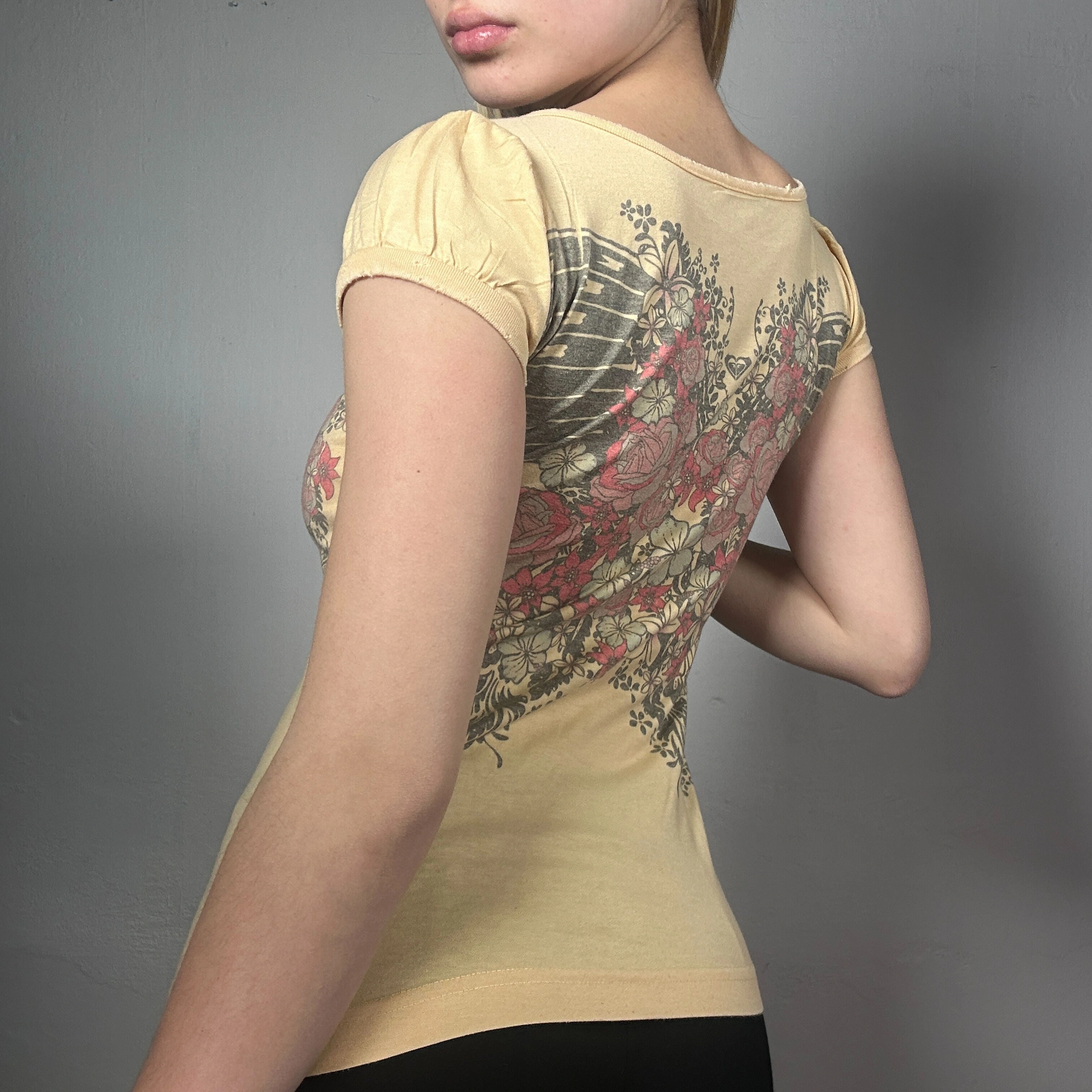 Vintage 90's: Amarillo romántico con flores, Baby Tee soñadora (S) ¡Perfecto para el verano!
